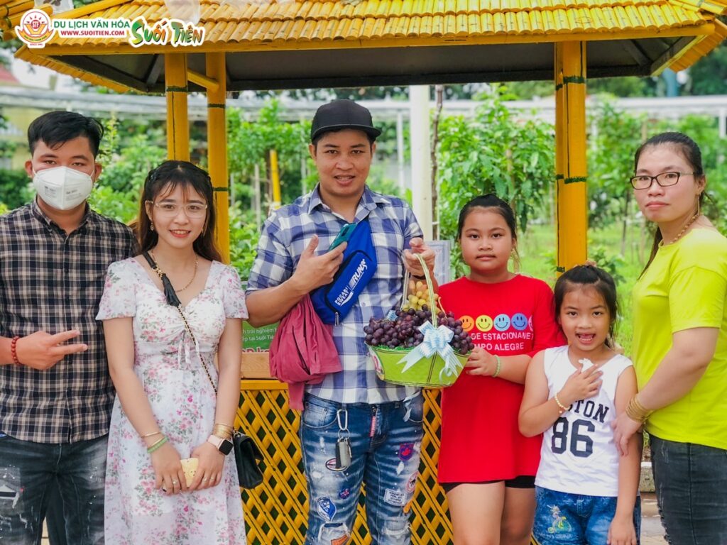 thưởng thức nho tại Suối Tiên Farm